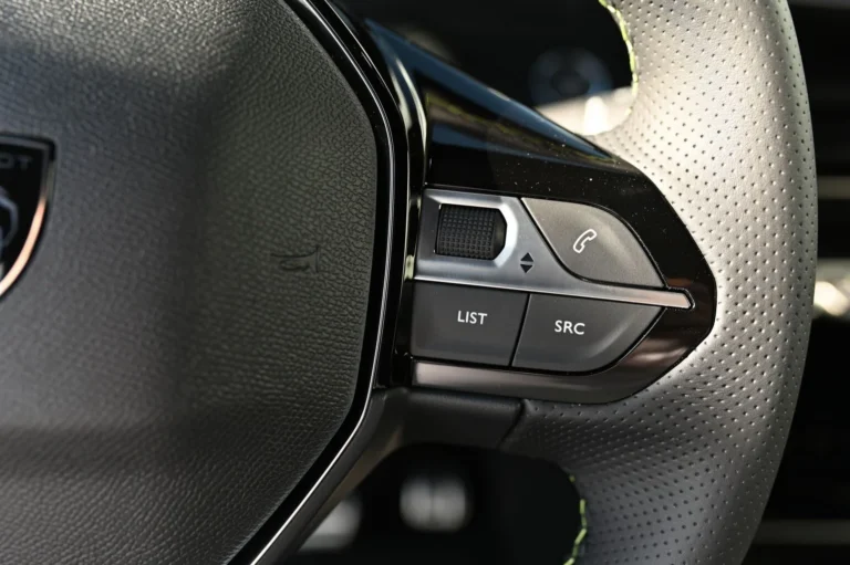 Peugeot 2008 GT Hybrid 145k e-DCS6 MHEV | Begam Trnava