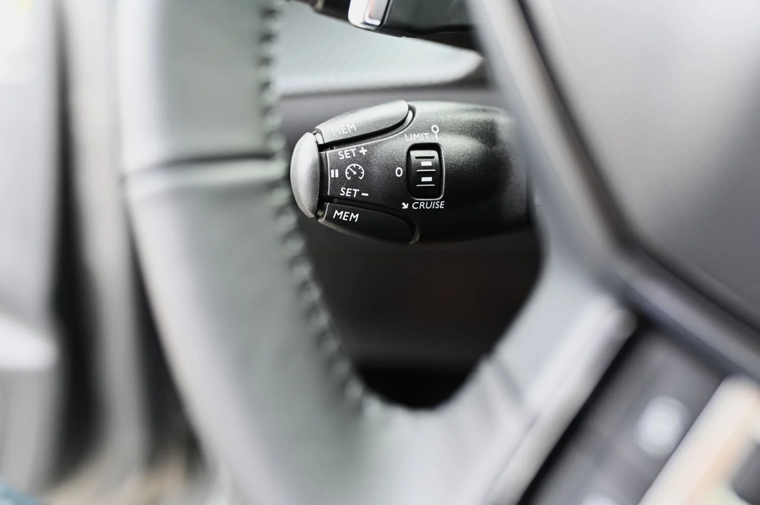 Peugeot 208 ALLURE Hybrid 110k e-DCS6 (MHEV) | Begam Trnava