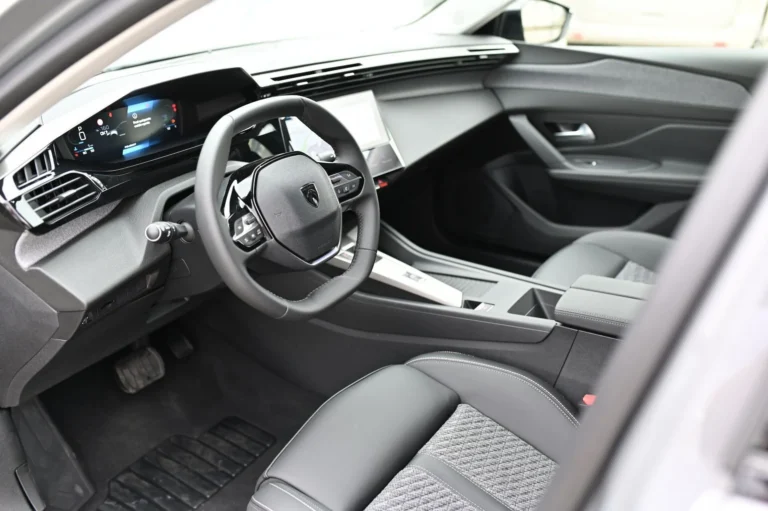 Peugeot 408 Allure Hybrid 145k e-DCS6 | Begam Trnava