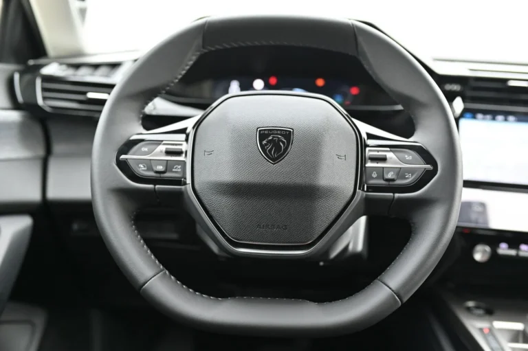 Peugeot 408 Allure Hybrid 145k e-DCS6 | Begam Trnava