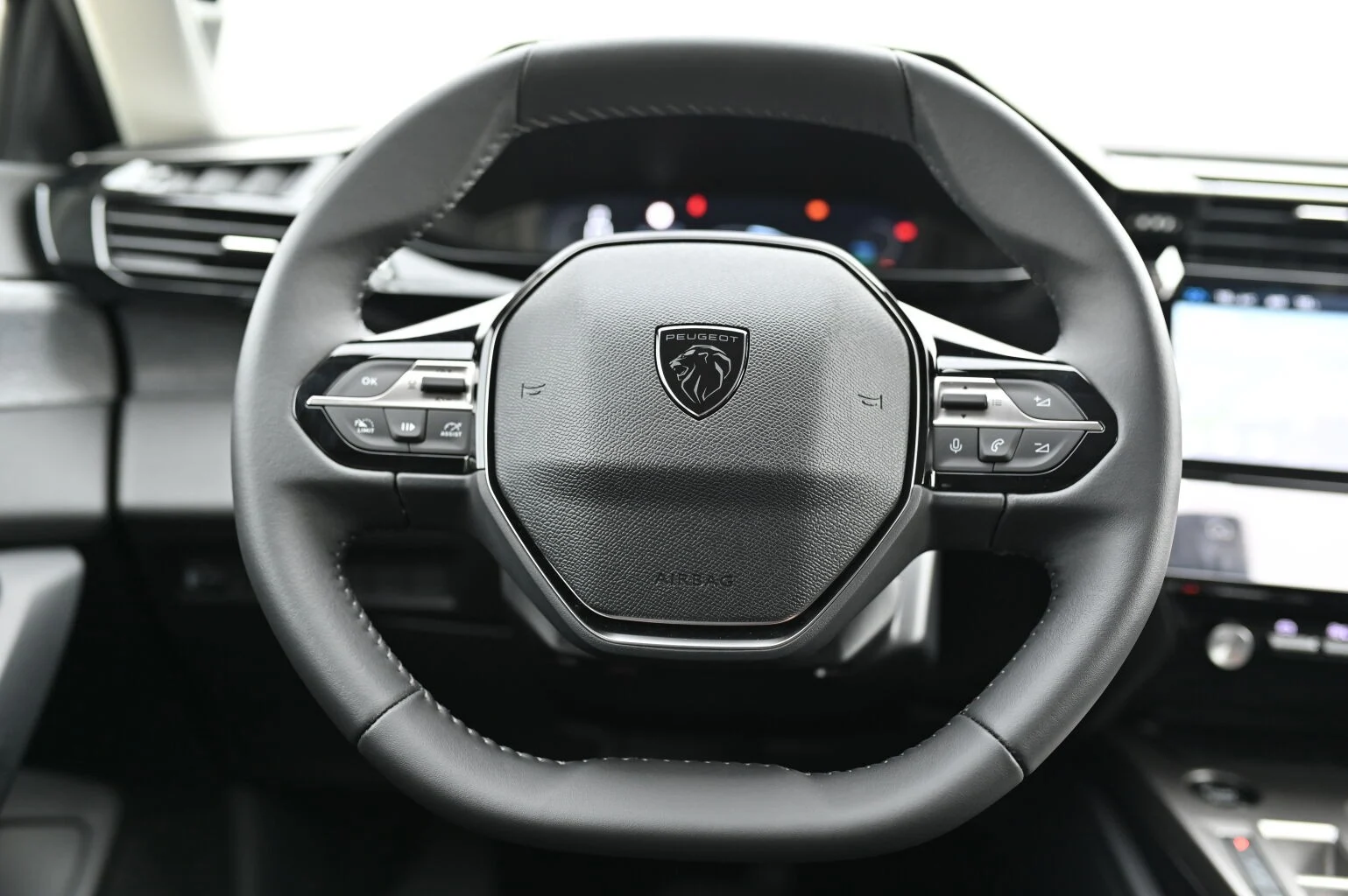 Peugeot 408 Allure Hybrid 145k e-DCS6 | Begam Trnava