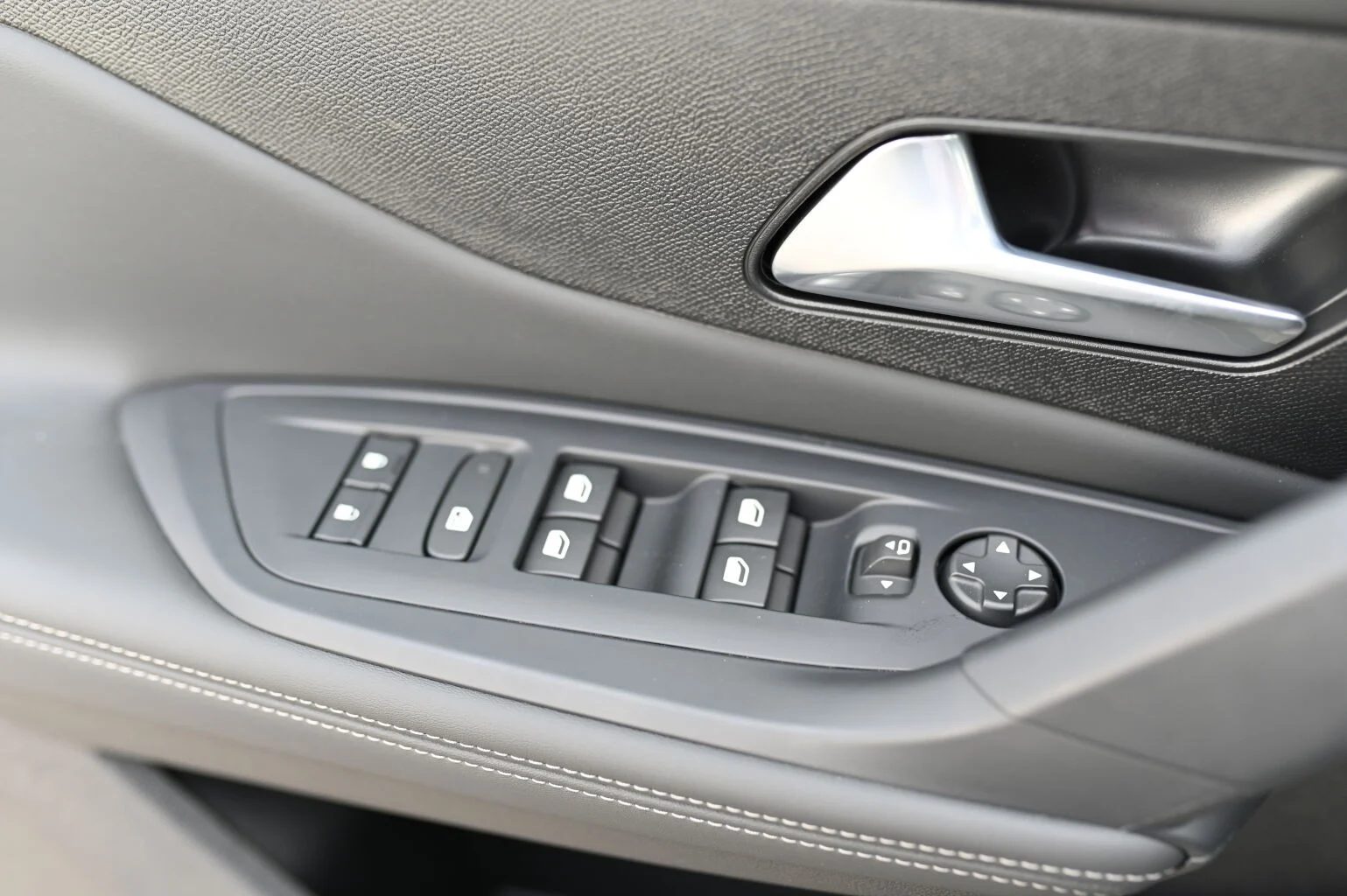 Peugeot 408 Allure Hybrid 145k e-DCS6 | Begam Trnava