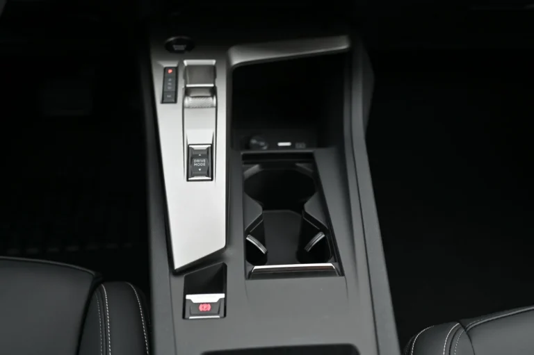 Peugeot 408 Allure Hybrid 145k e-DCS6 | Begam Trnava