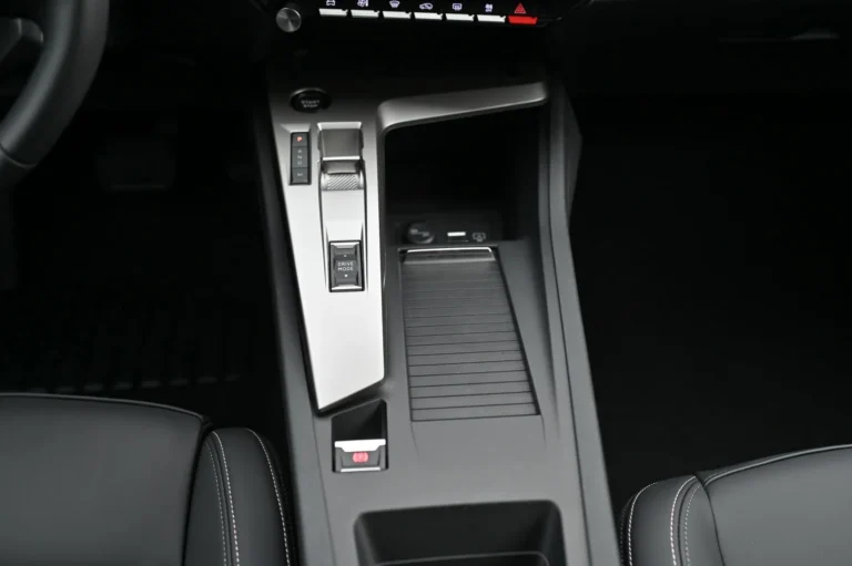 Peugeot 408 Allure Hybrid 145k e-DCS6 | Begam Trnava