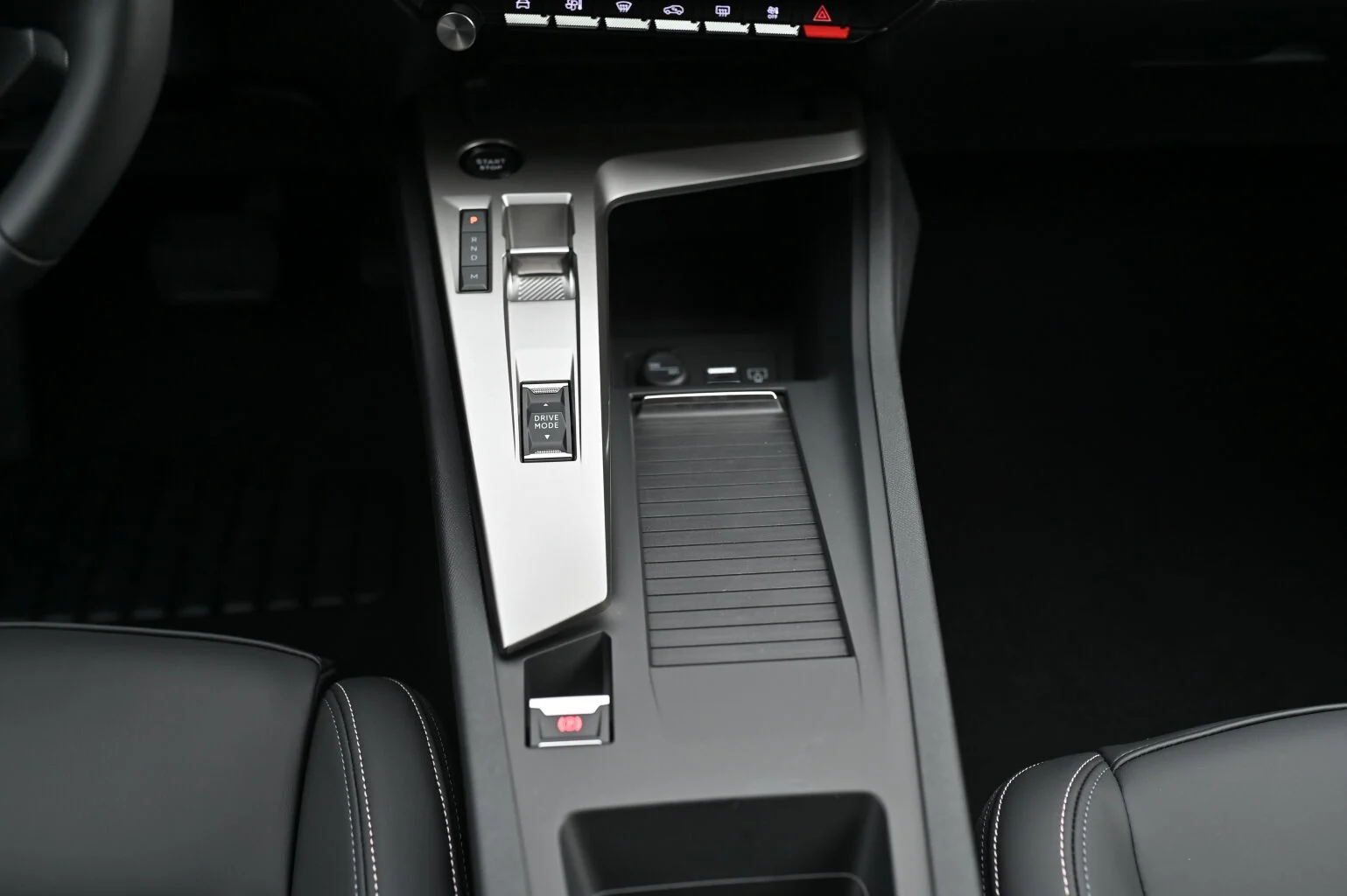 Peugeot 408 Allure Hybrid 145k e-DCS6 | Begam Trnava