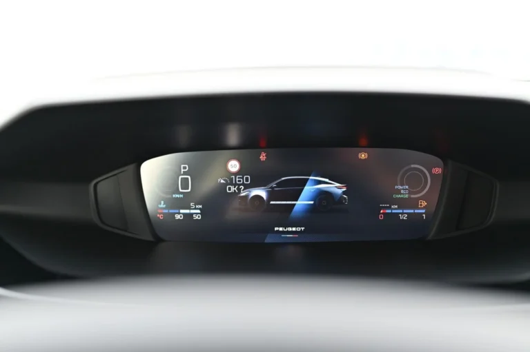 Peugeot 408 Allure Hybrid 145k e-DCS6 | Begam Trnava