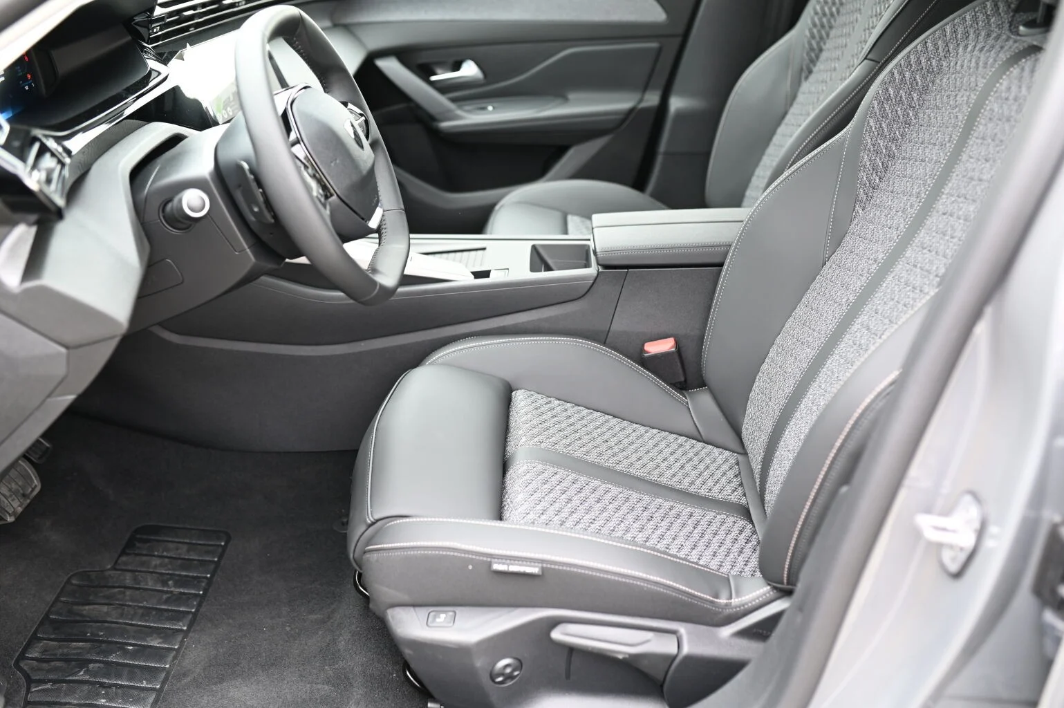 Peugeot 408 Allure Hybrid 145k e-DCS6 | Begam Trnava