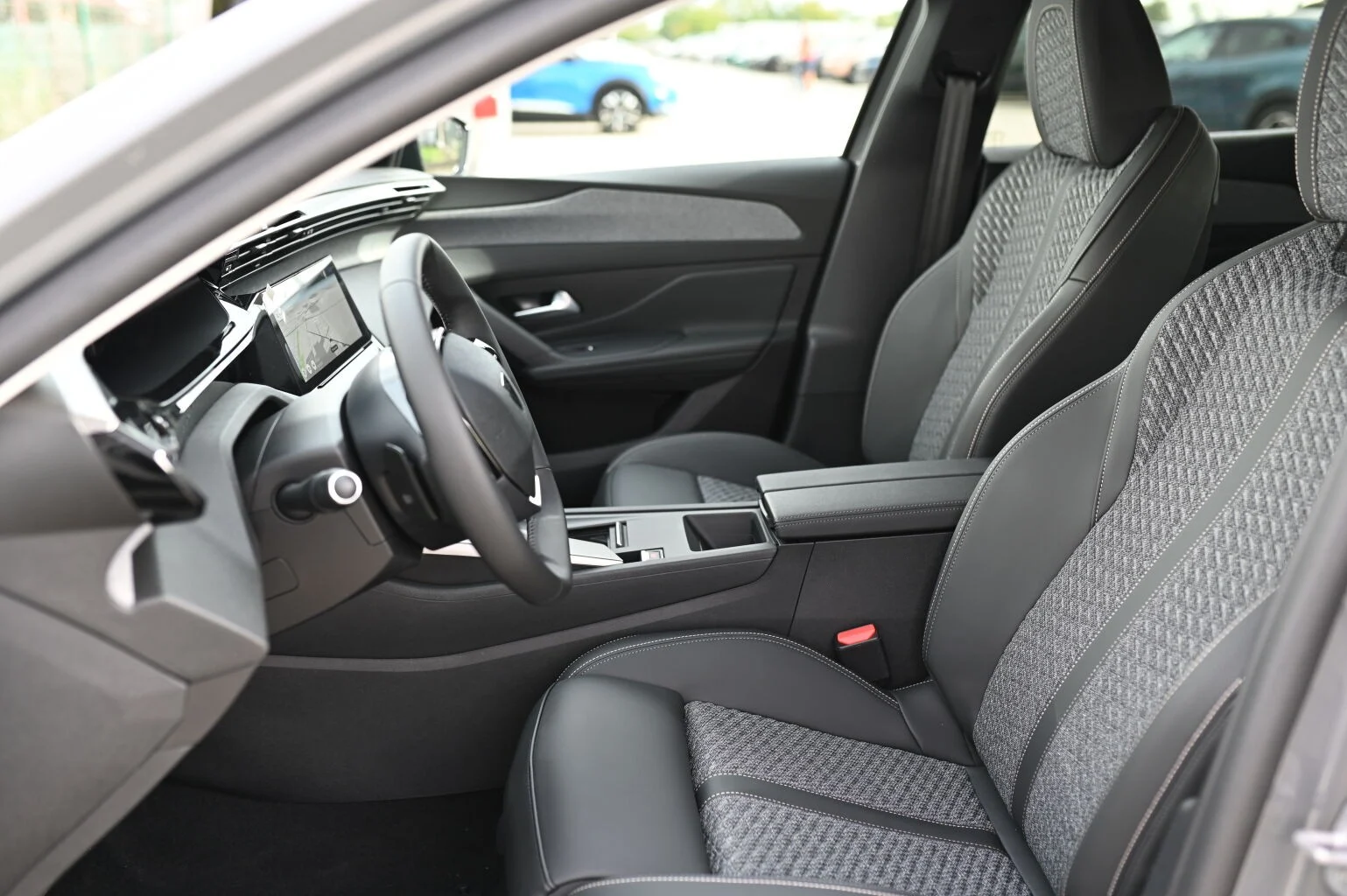 Peugeot 408 Allure Hybrid 145k e-DCS6 | Begam Trnava