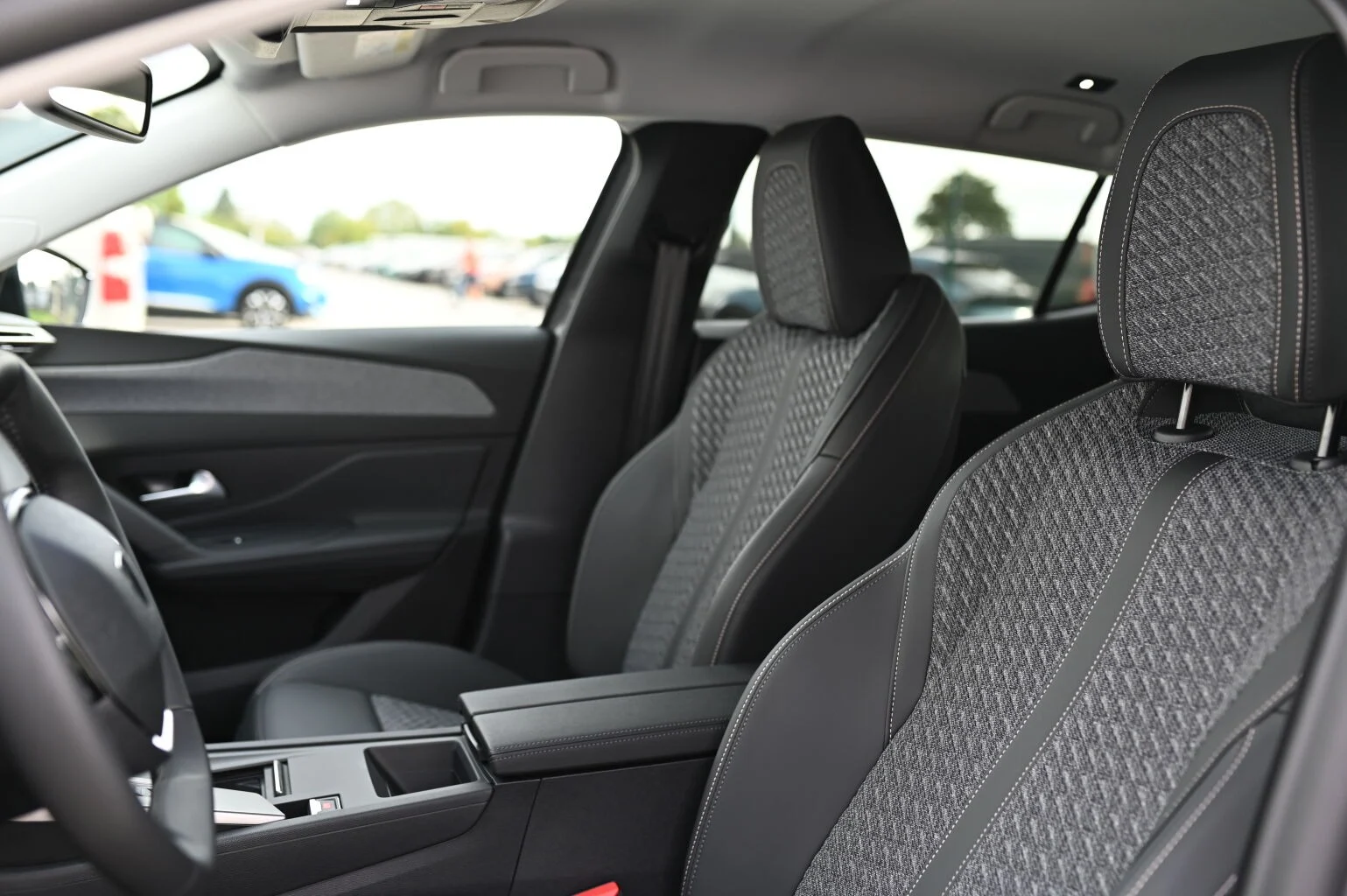 Peugeot 408 Allure Hybrid 145k e-DCS6 | Begam Trnava