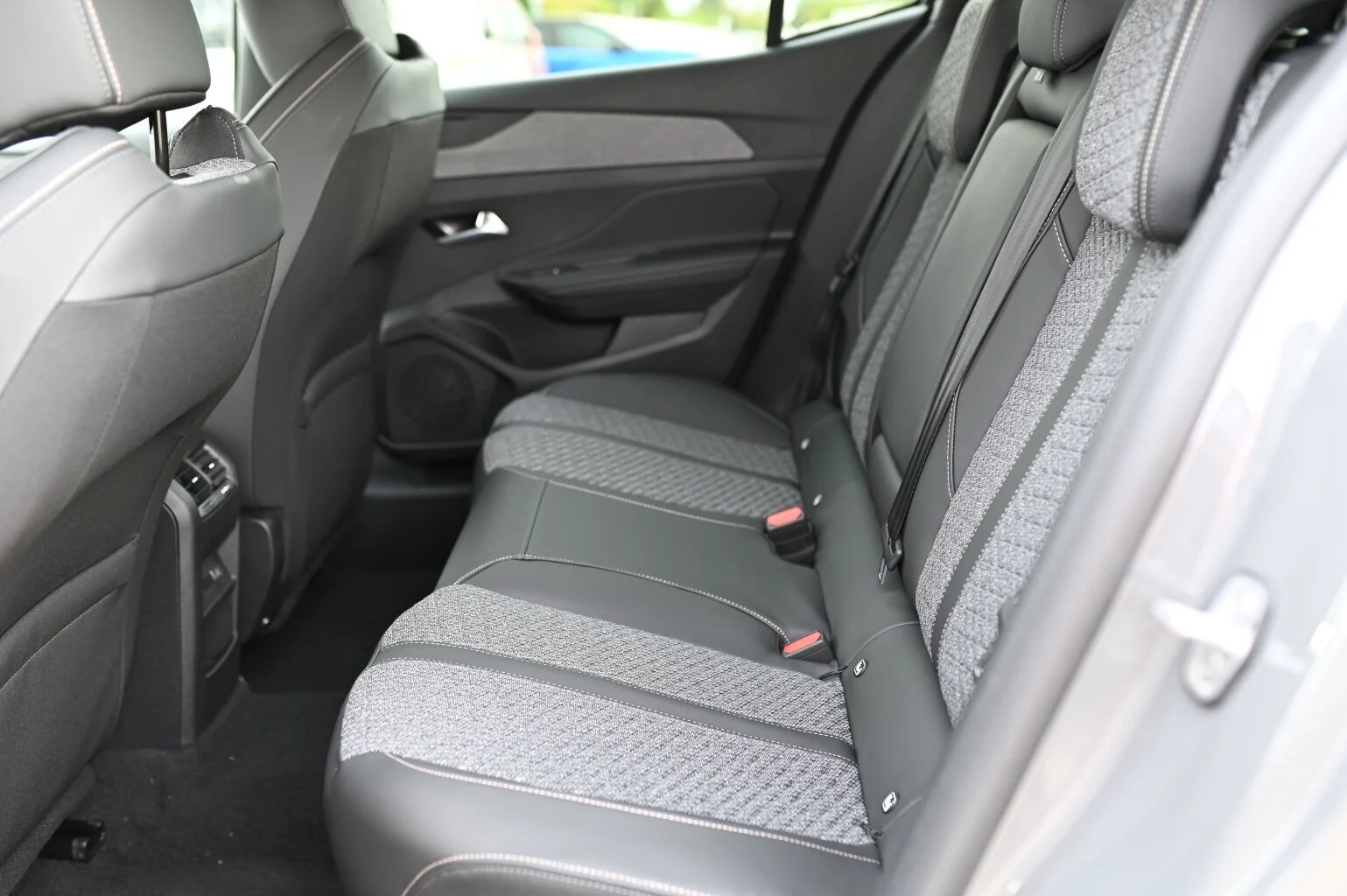 Peugeot 408 Allure Hybrid 145k e-DCS6 | Begam Trnava