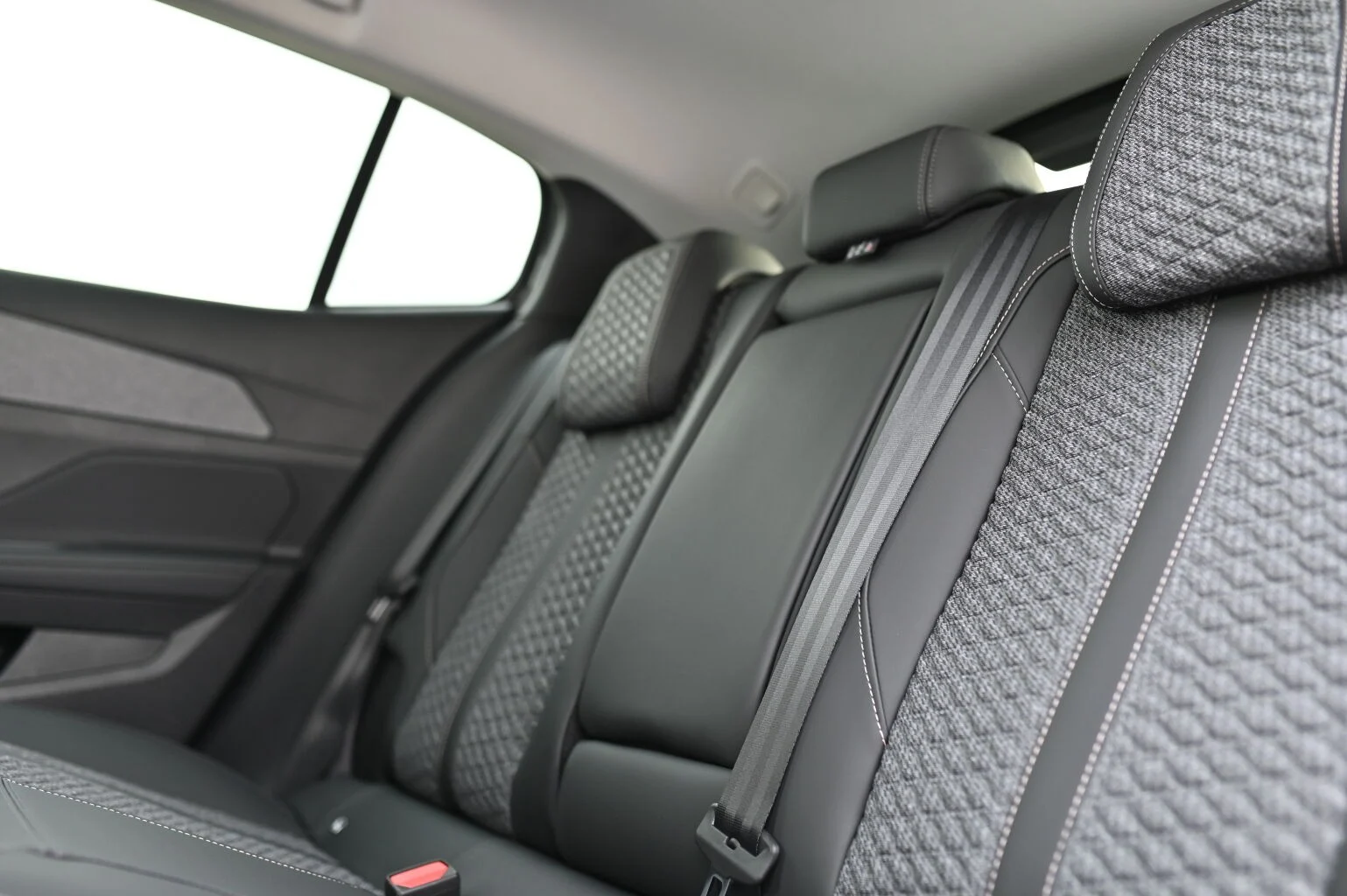 Peugeot 408 Allure Hybrid 145k e-DCS6 | Begam Trnava