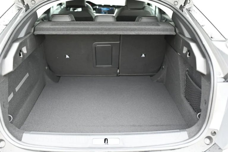 Peugeot 408 Allure Hybrid 145k e-DCS6 | Begam Trnava