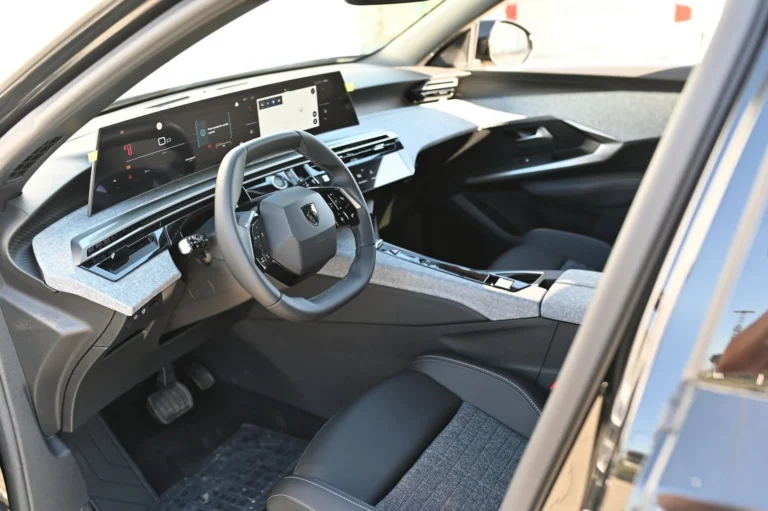 Peugeot 5008 ALLURE Hybrid 145k e-DCS6 | Begam Trnava