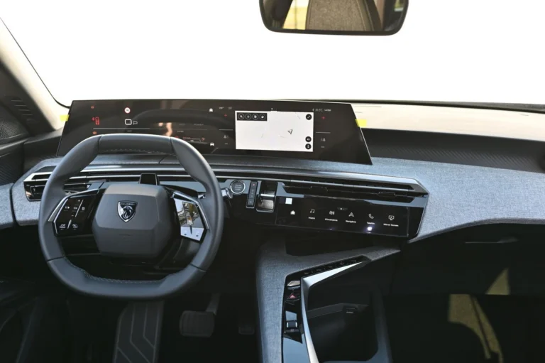 Peugeot 5008 ALLURE Hybrid 145k e-DCS6 | Begam Trnava