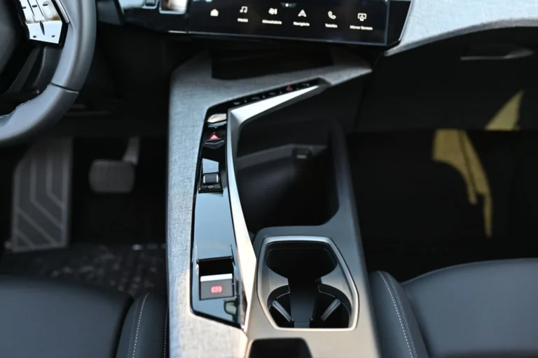 Peugeot 5008 ALLURE Hybrid 145k e-DCS6 | Begam Trnava