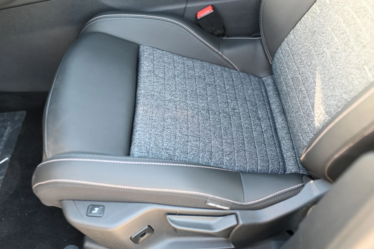 Peugeot 5008 ALLURE Hybrid 145k e-DCS6 | Begam Trnava
