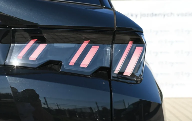 Peugeot 5008 ALLURE Hybrid 145k e-DCS6 | Begam Trnava