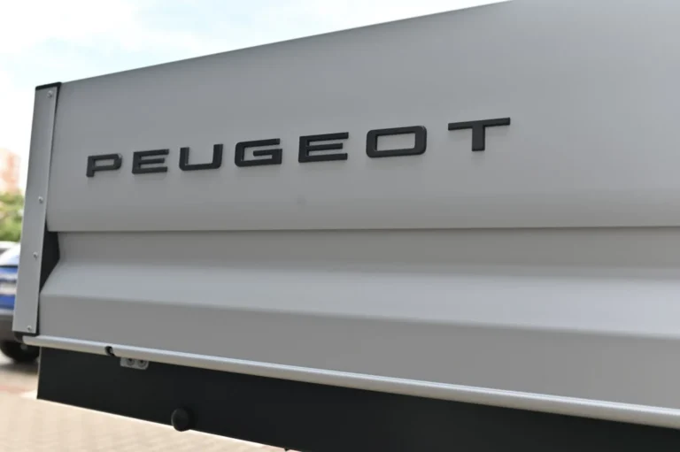 Peugeot Boxer Valník 435 L4 2.2 BlueHDi 180 €6.4 MT6 | Begam Trnava