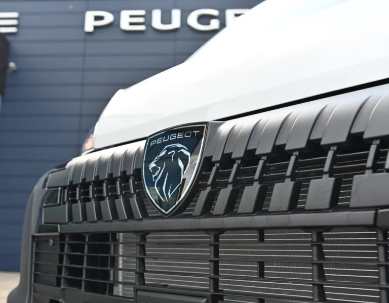 Peugeot Boxer Valník 435 L4 2.2 BlueHDi 180 €6.4 MT6 | Begam Trnava