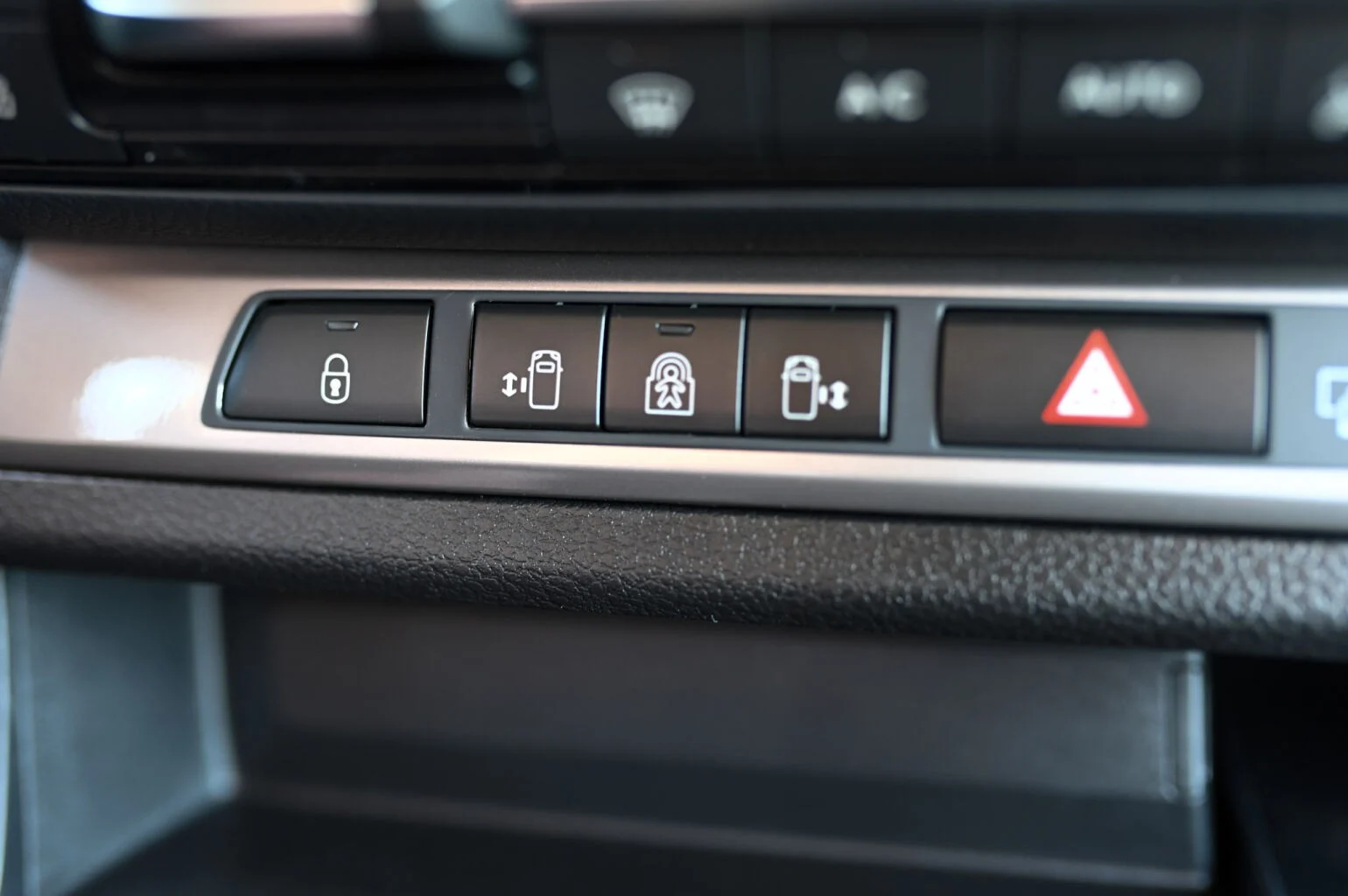 Peugeot Traveller TRAVELLER BUSINESS VIP L3 2.2 BlueHDi 180 | Begam Trnava