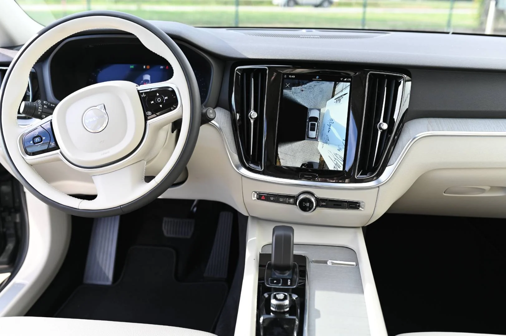 Volvo V60 B4 (P) PLUS DARK AT FWD DCT | Begam Trnava