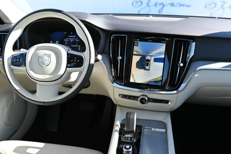 Volvo V60 B4 (P) PLUS DARK AT FWD DCT | Begam Trnava