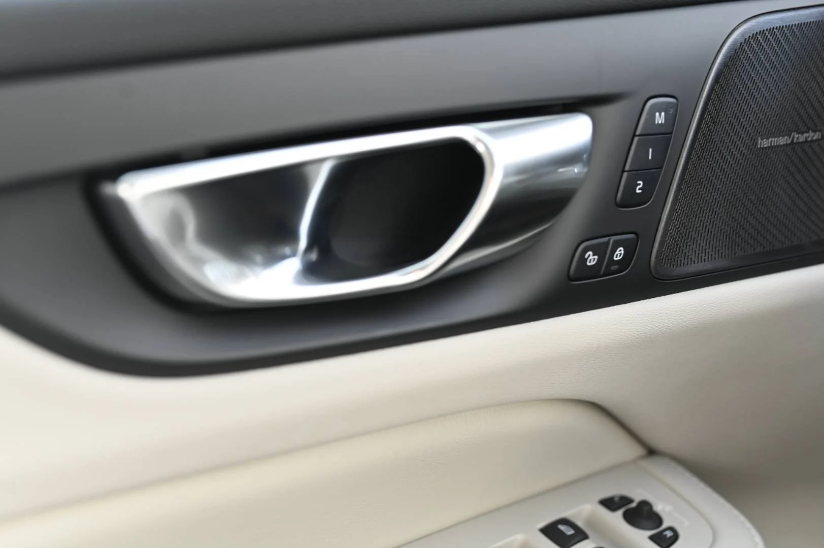 Volvo V60 B4 (P) PLUS DARK AT FWD DCT | Begam Trnava