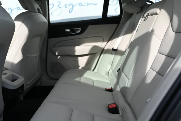 Volvo V60 B4 (P) PLUS DARK AT FWD DCT | Begam Trnava