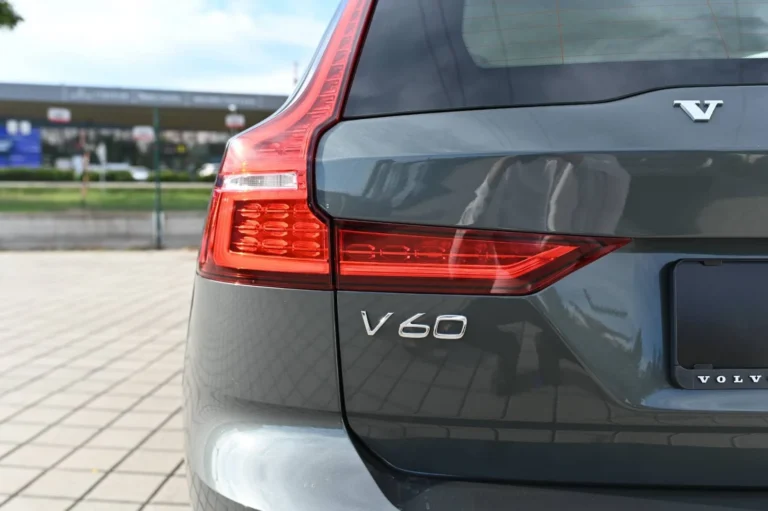 Volvo V60 B4 (P) PLUS DARK AT FWD DCT | Begam Trnava