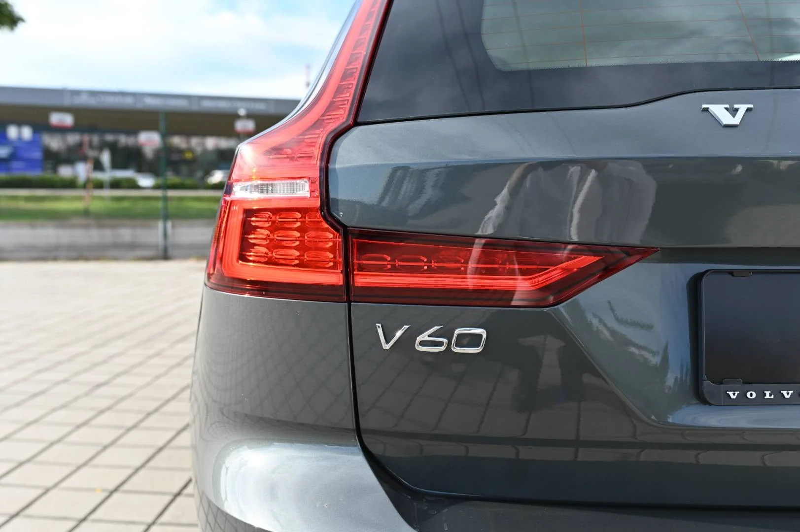 Volvo V60 B4 (P) PLUS DARK AT FWD DCT | Begam Trnava