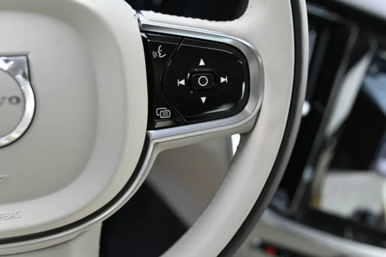 Volvo V60 B4 Plus Dark A/T | Begam Trnava
