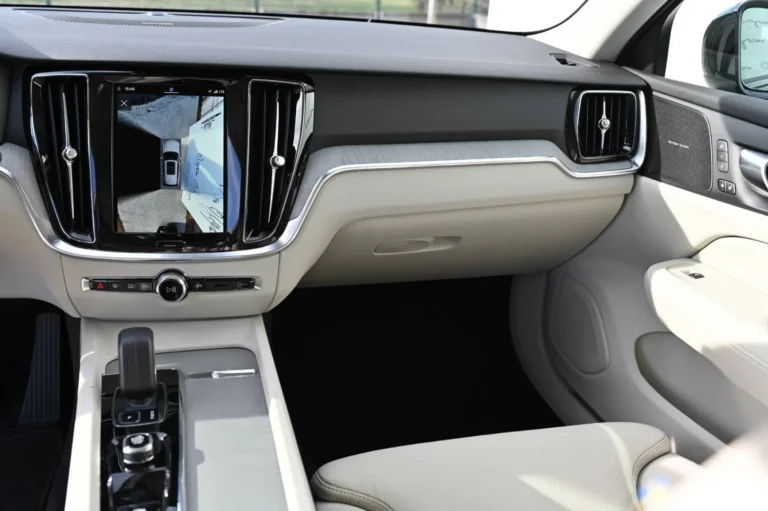 Volvo V60 B4 Plus Dark A/T | Begam Trnava