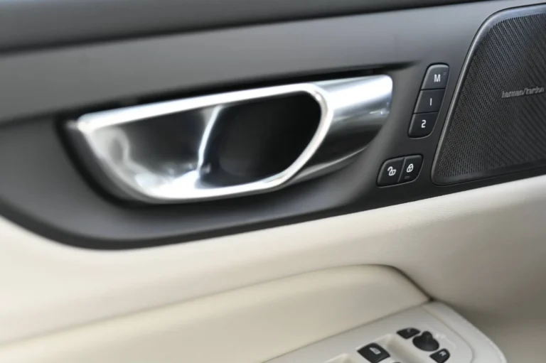 Volvo V60 B4 Plus Dark A/T | Begam Trnava