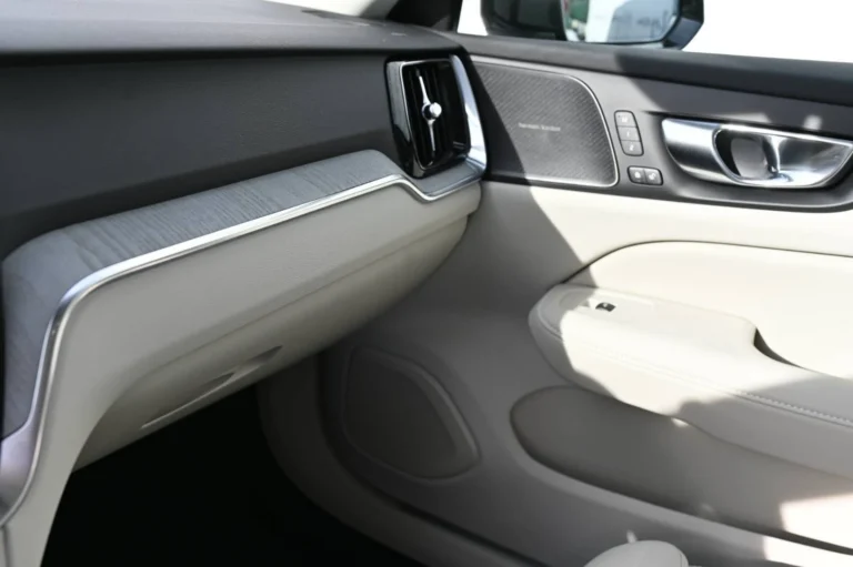 Volvo V60 B4 Plus Dark A/T | Begam Trnava