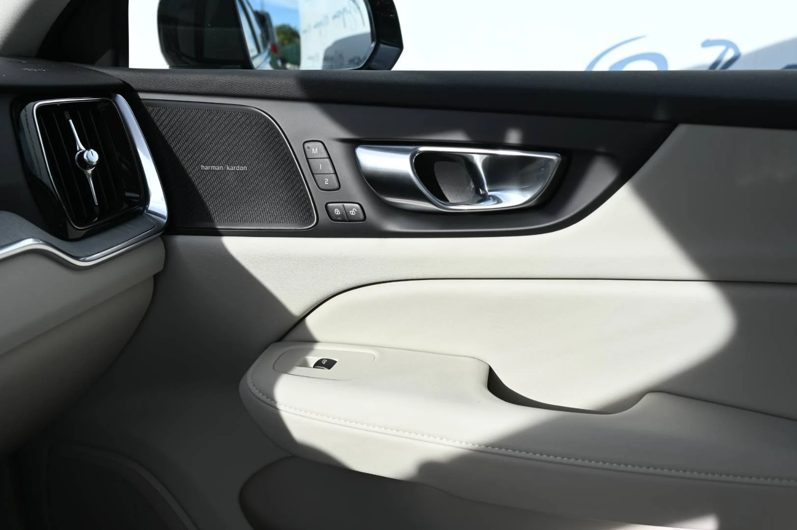 Volvo V60 B4 Plus Dark A/T | Begam Trnava
