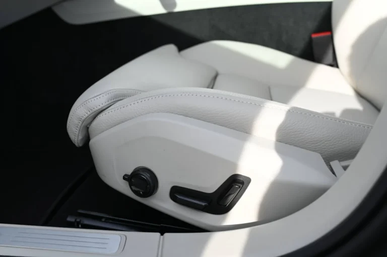 Volvo V60 B4 Plus Dark A/T | Begam Trnava