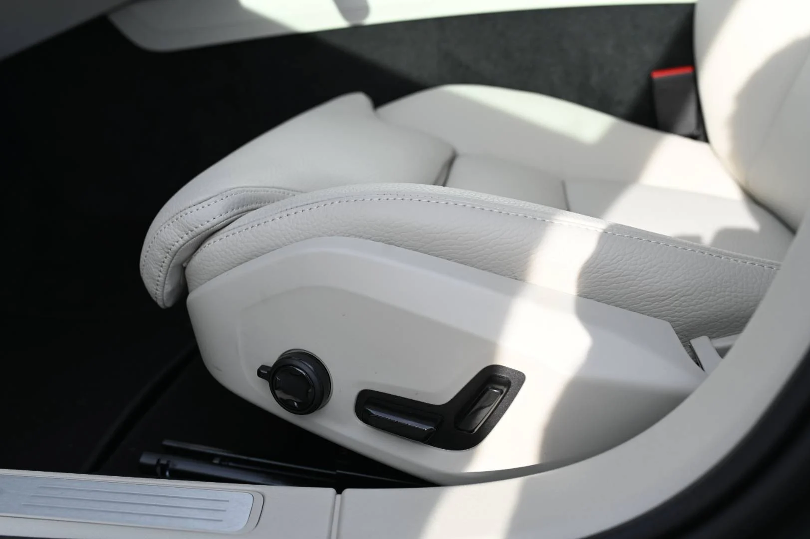Volvo V60 B4 Plus Dark A/T | Begam Trnava