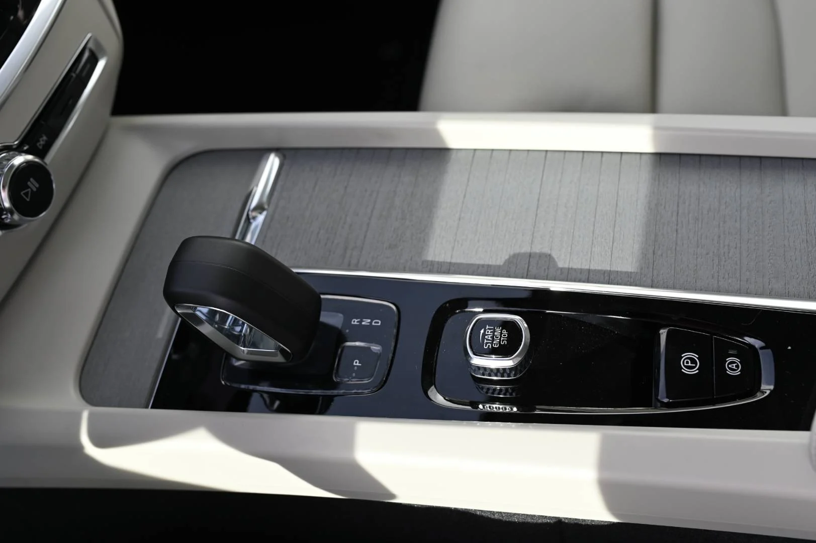 Volvo V60 B4 Plus Dark A/T | Begam Trnava