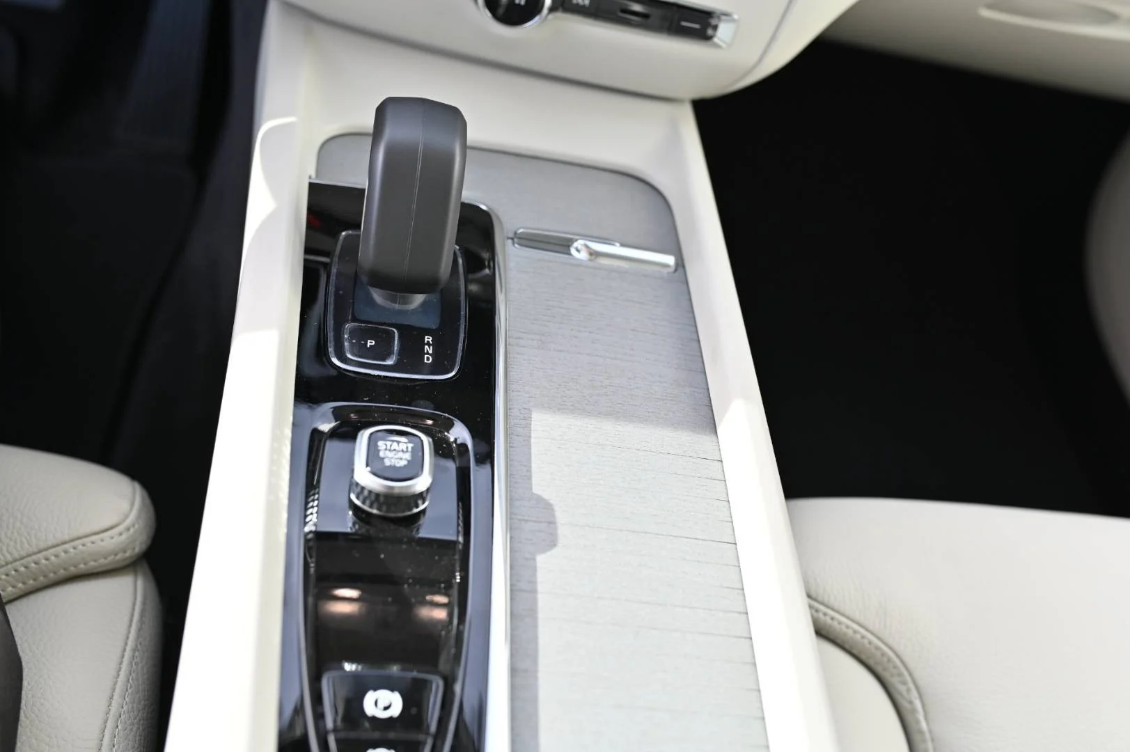 Volvo V60 B4 Plus Dark A/T | Begam Trnava