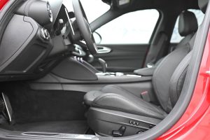 Alfa-Romeo-Giulia-Quadrifoglio-29-V6-Bi-Turbo-AT-11