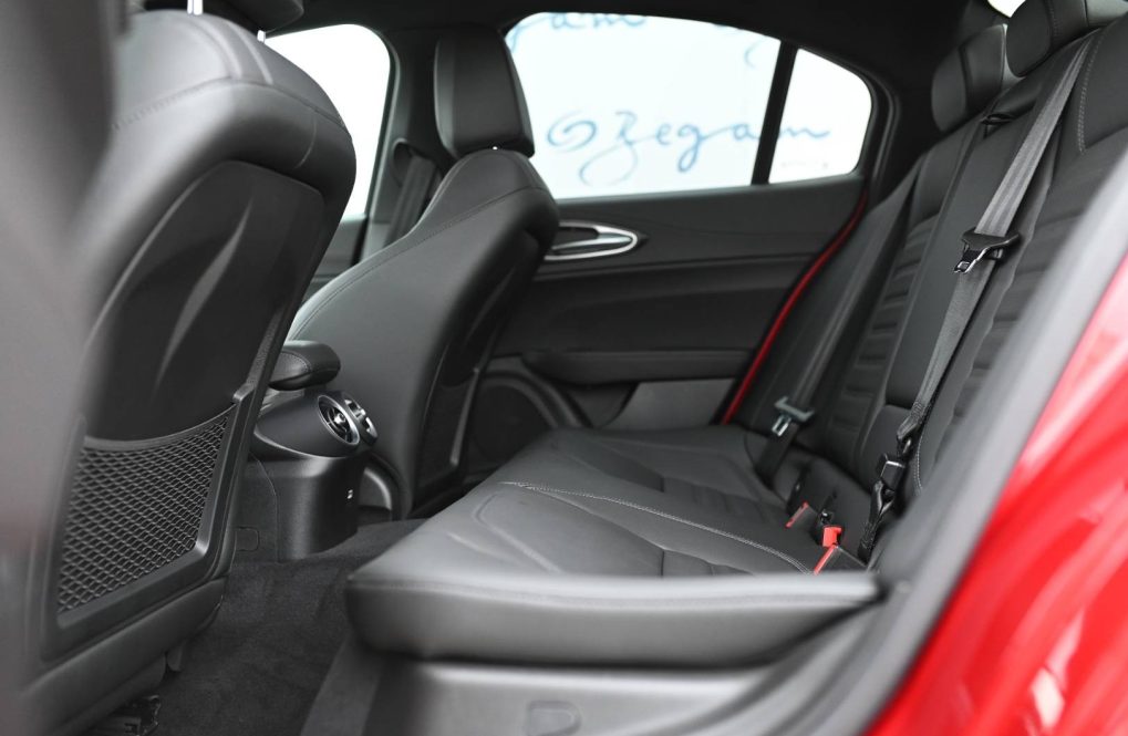 Alfa-Romeo-Giulia-Quadrifoglio-29-V6-Bi-Turbo-AT-15