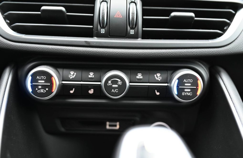 Alfa-Romeo-Giulia-Quadrifoglio-29-V6-Bi-Turbo-AT-24