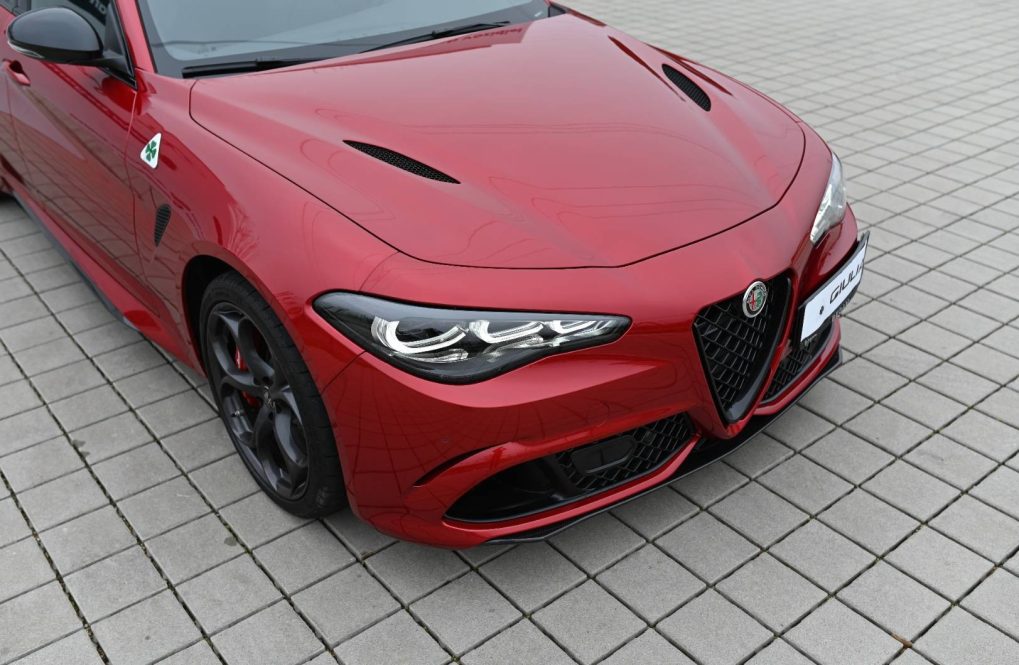 Alfa-Romeo-Giulia-Quadrifoglio-29-V6-Bi-Turbo-AT-3
