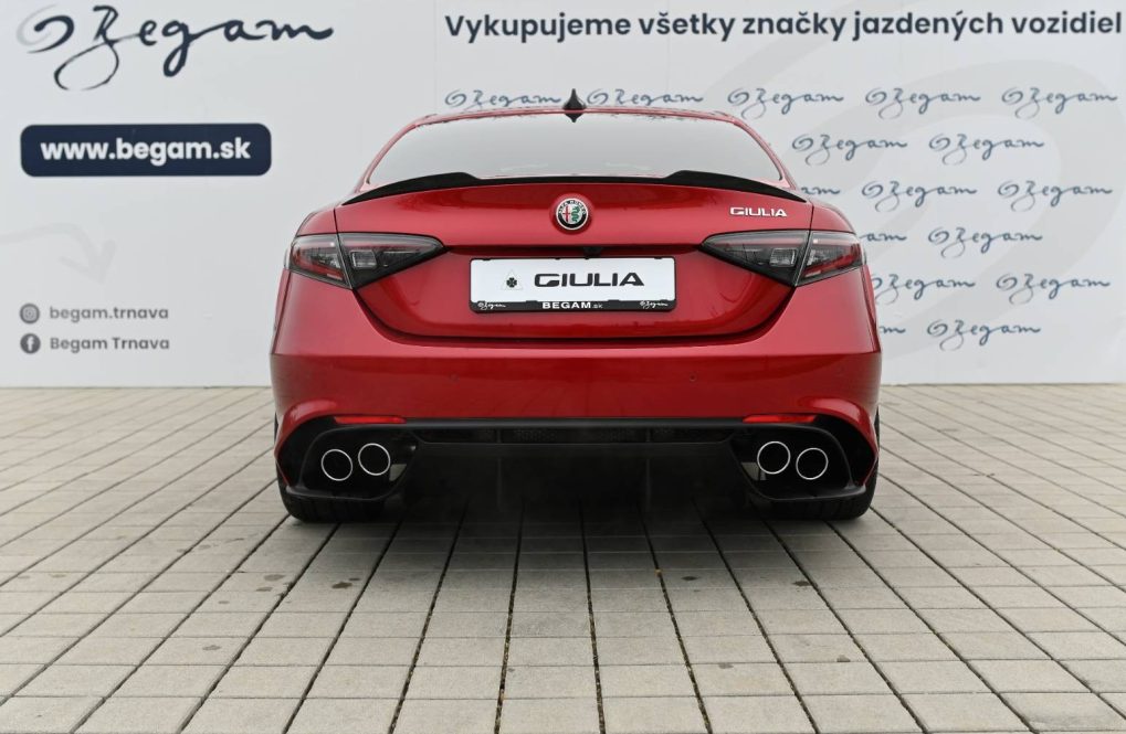 Alfa-Romeo-Giulia-Quadrifoglio-29-V6-Bi-Turbo-AT-7