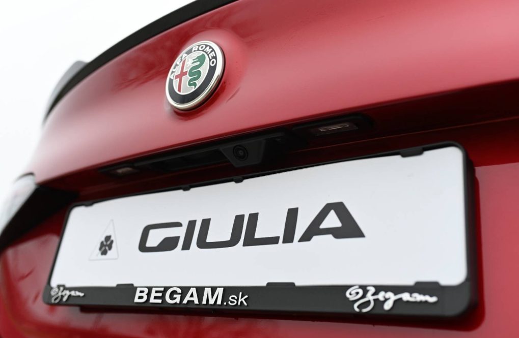 Alfa-Romeo-Giulia-Quadrifoglio-29-V6-Bi-Turbo-AT-9