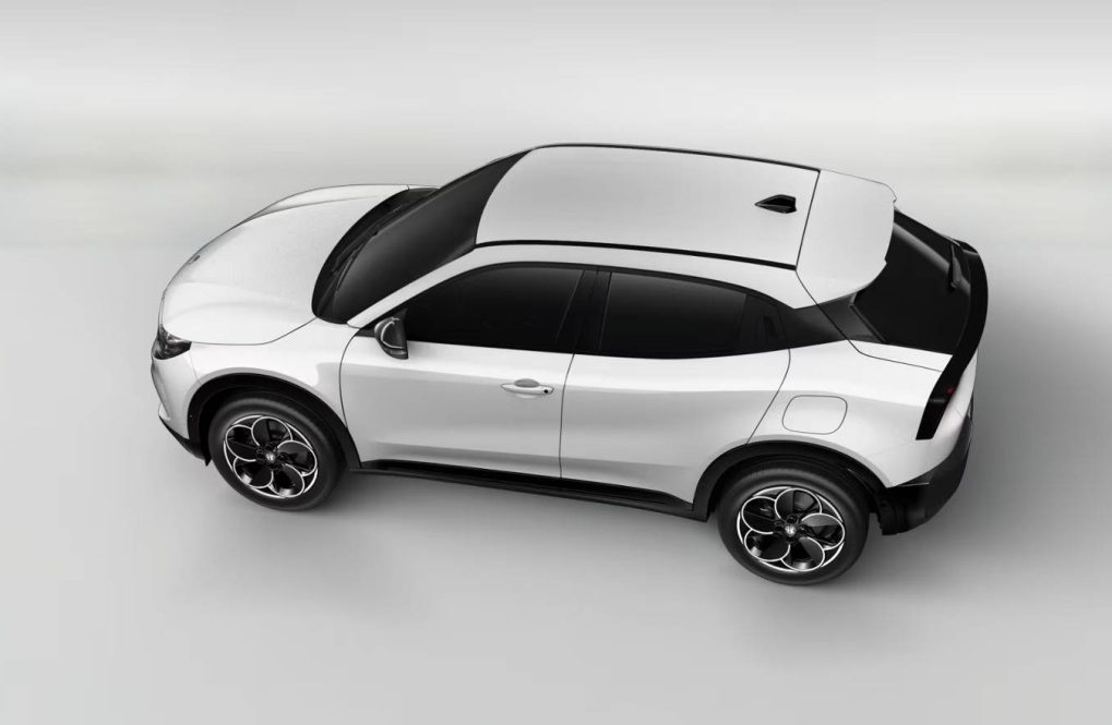 Alfa-Romeo-Junior-Q4-12T-Hybrid-145k-6AT-3