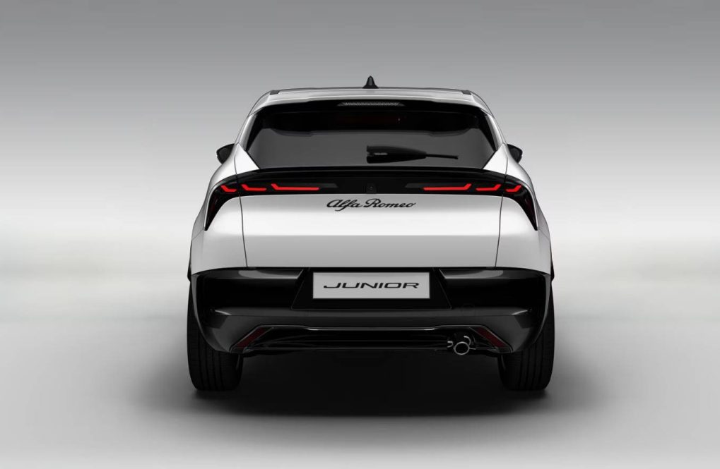 Alfa-Romeo-Junior-Q4-12T-Hybrid-145k-6AT-4
