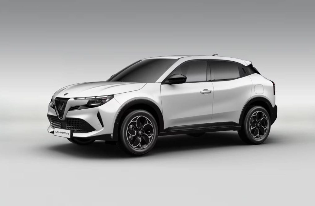 Alfa Romeo Junior Q4 1.2T Hybrid 145k 6AT | Begam