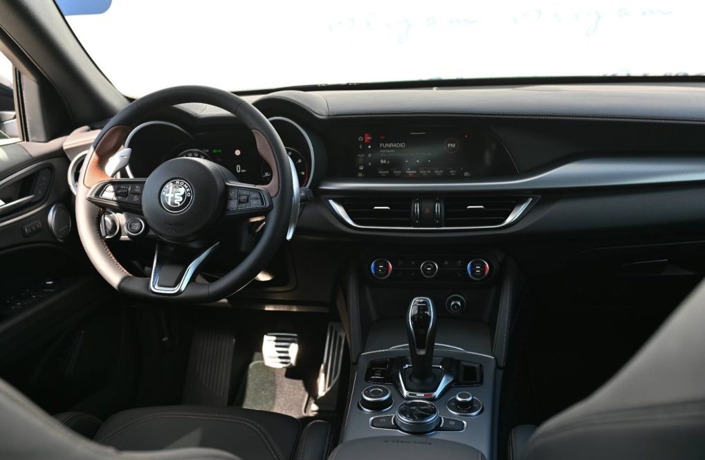 Alfa-Romeo-Stelvio-20-Turbo-INTENSA-Q4-AT-8