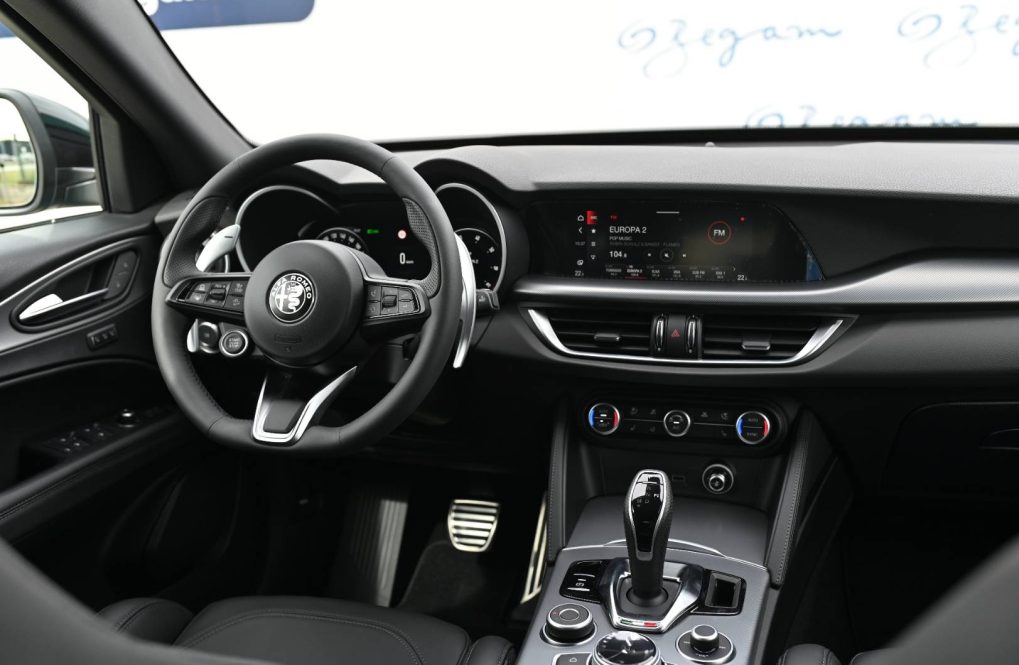 Alfa-Romeo-Stelvio-20-Turbo-Veloce-Q4-AT-13